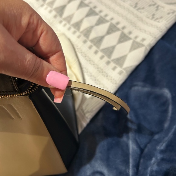 Celine bag great condition only a mark on bottom of the bag that’why low price - Picture 5 of 8